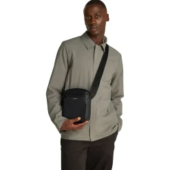 Must - Umhängetasche S 20 cm (ck black)