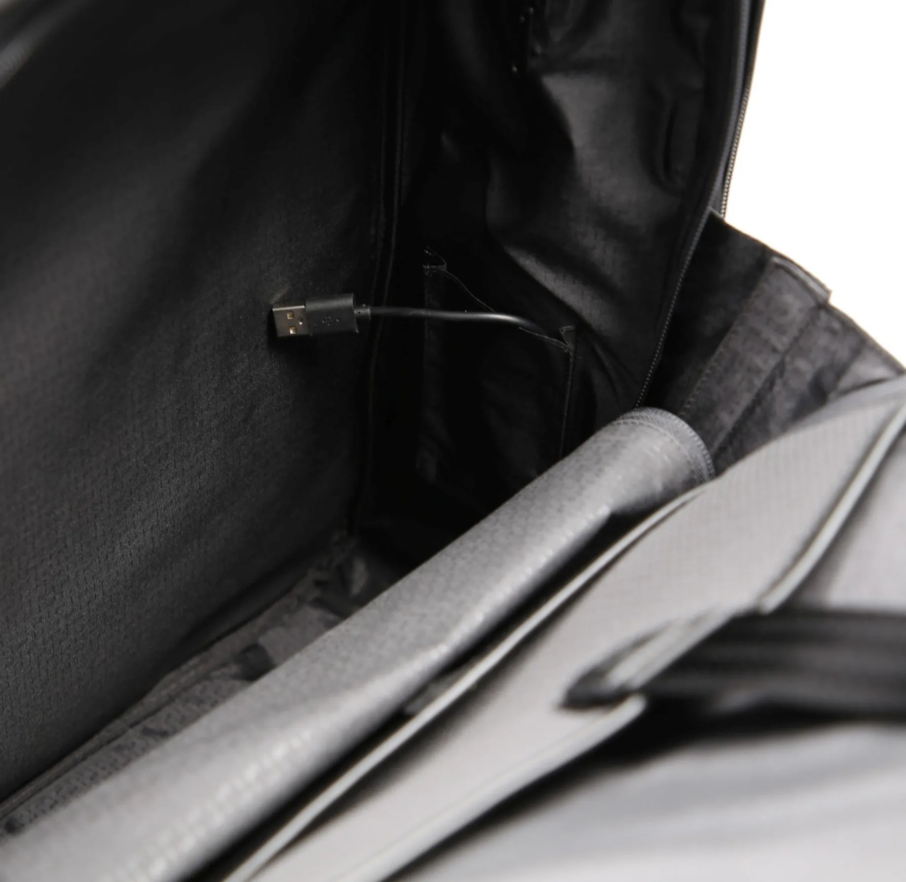 Roadster Leather - Rucksack 16" L 47 cm (black)