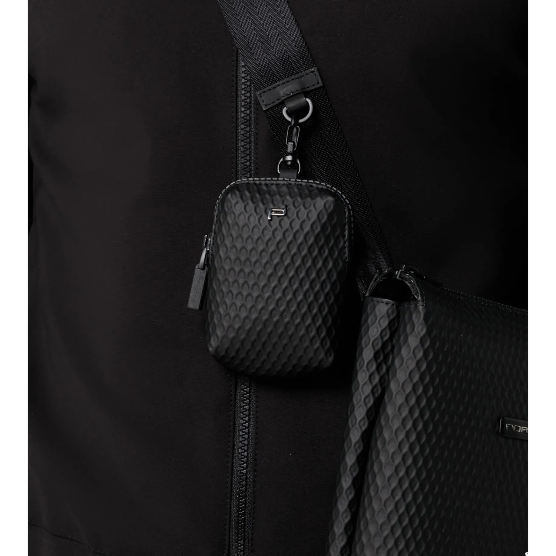 Roadster Pro - Schultertasche 26 cm (black)