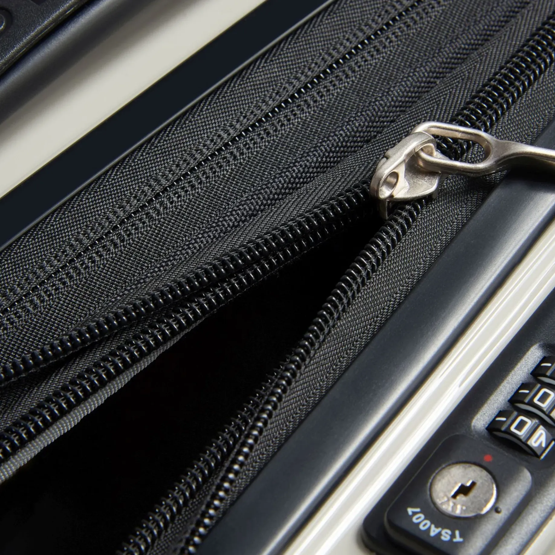 Shadow 5.0 - 4-Rollen-Kabinentrolley mit Vordertasche S 55 cm erw. USB (elfenbein)