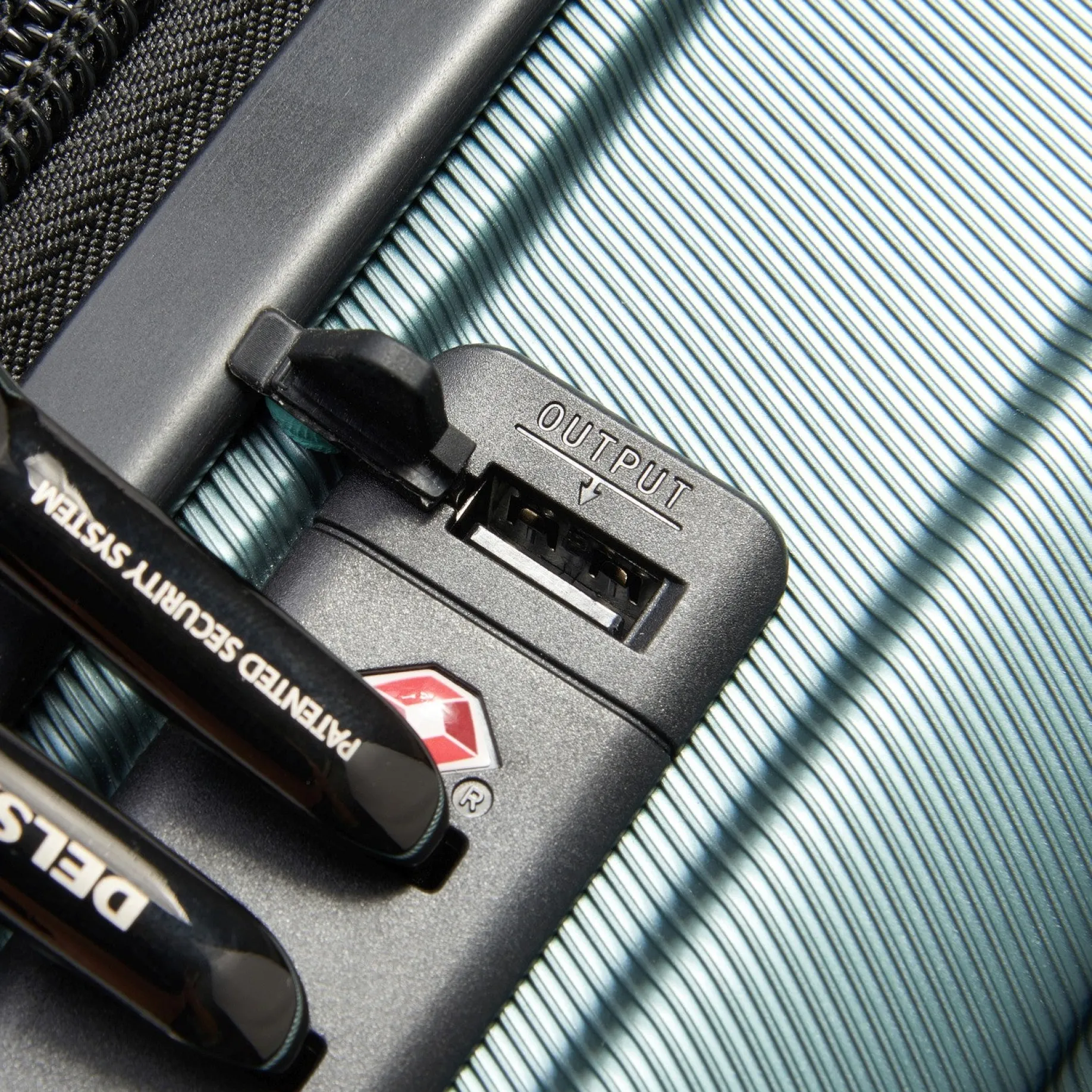 Shadow 5.0 - 4-Rollen-Kabinentrolley Slim Line USB 55 cm (grün)
