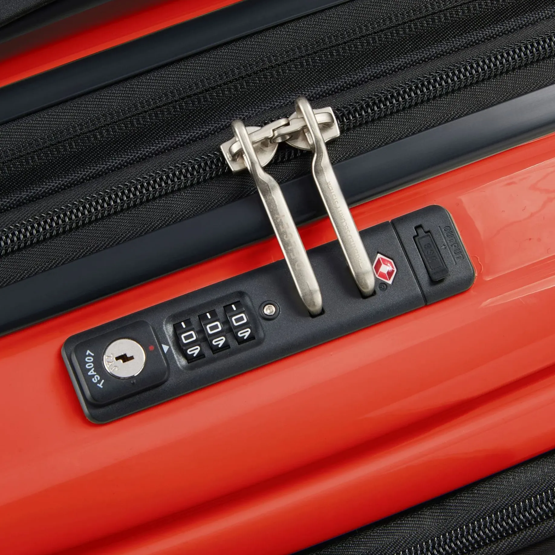 Shadow 5.0 - 4-Rollen-Kabinentrolley mit Vordertasche S 55 cm erw. USB (intensives rot)