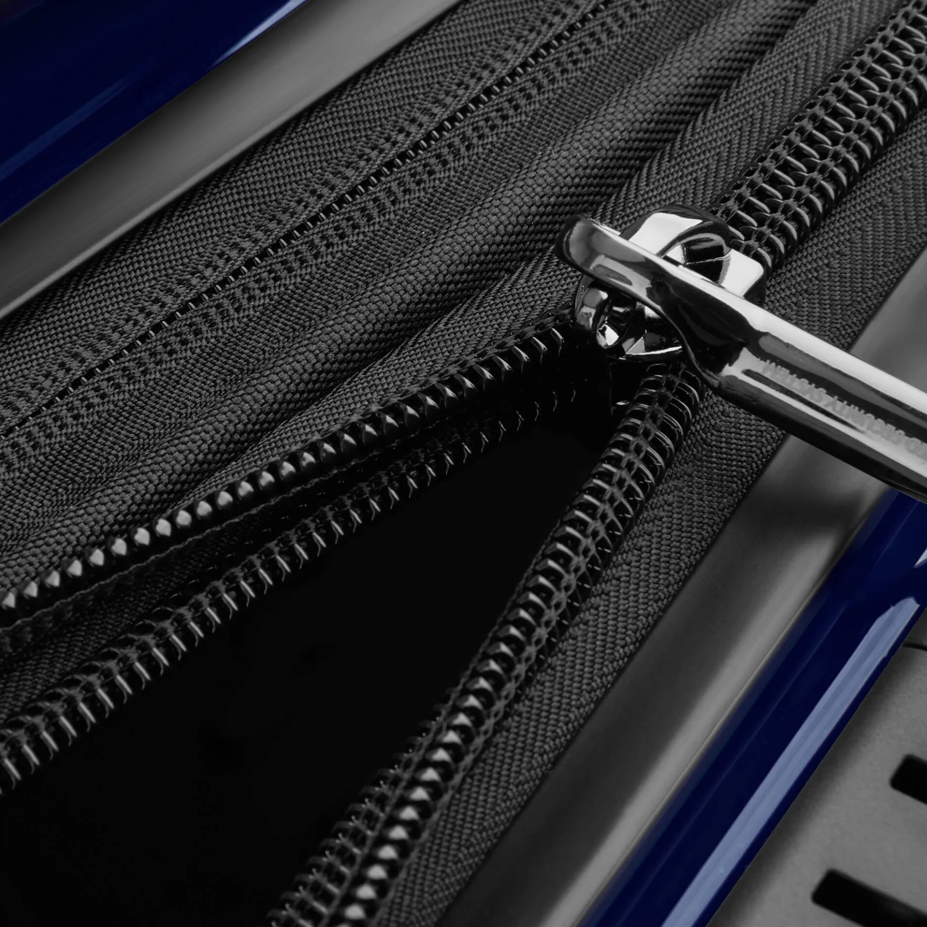 Shadow 5.0 - 4-Rollen-Trolley erw. 66 cm (marineblau)