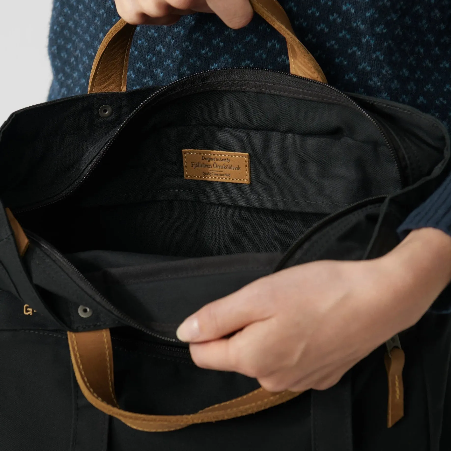 Totepack No. 1 - Schultertasche M 39 cm (black)